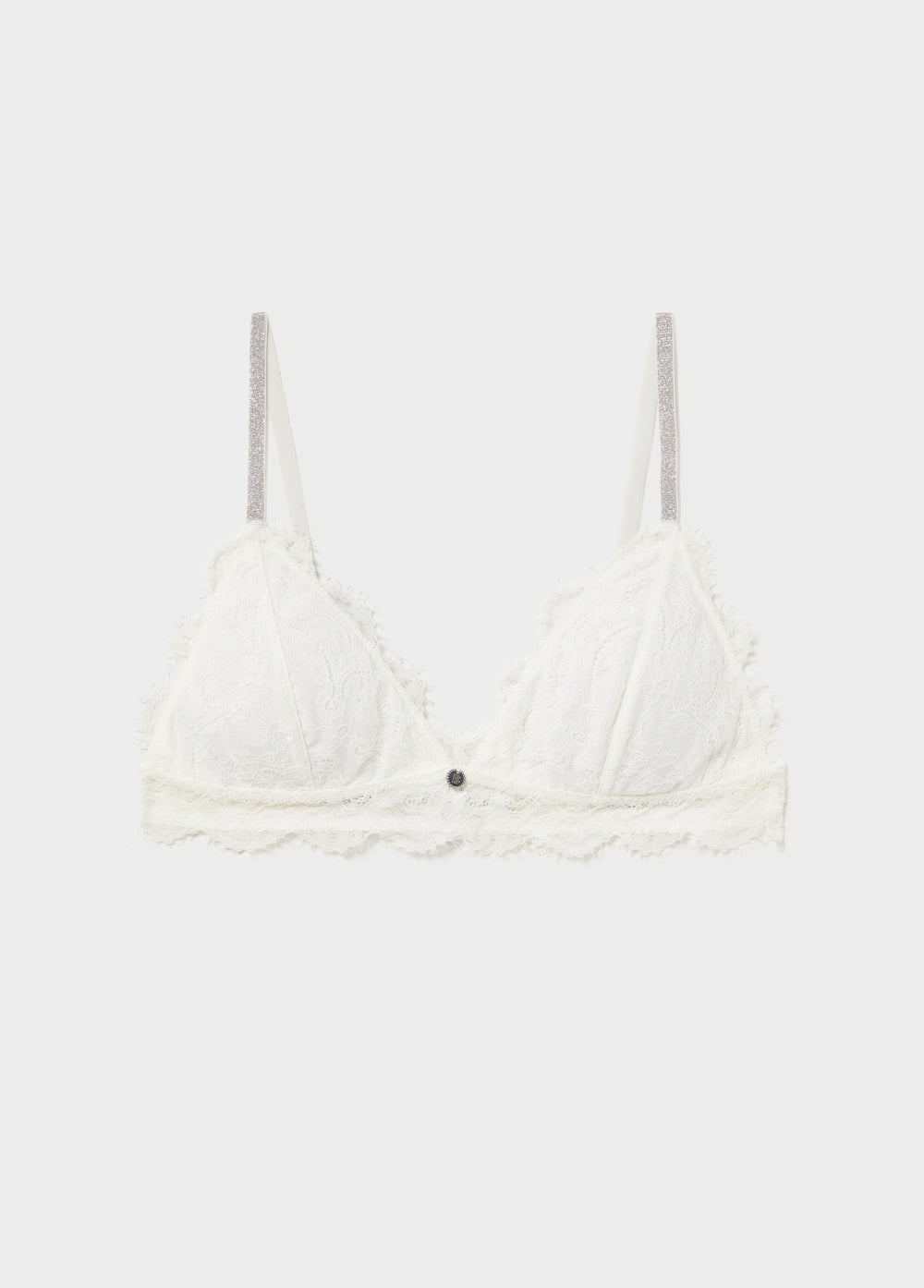 Sujetador de encaje blanco con copas suaves y tirantes finos sobre modelo