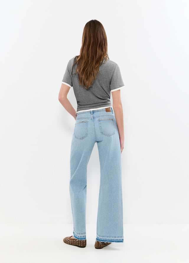 Jeans relaxed tachuelas y bajo desdoblado