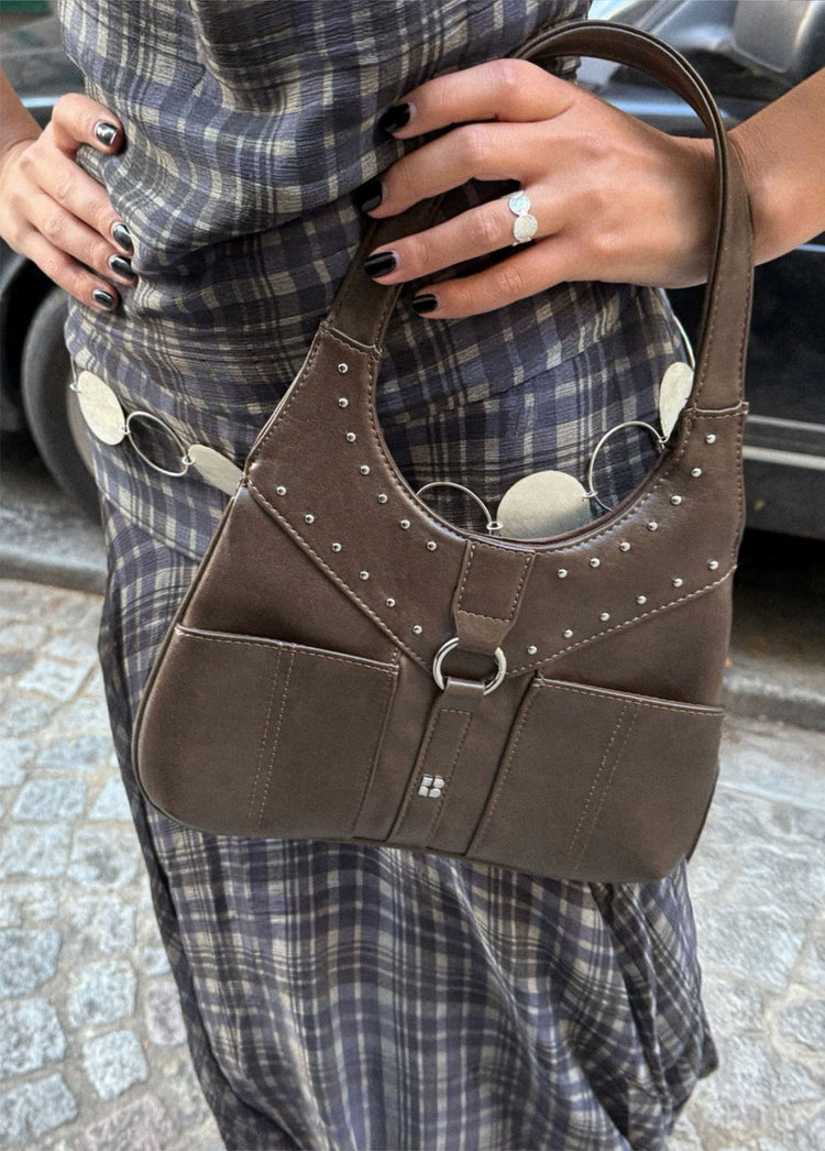 Schultertasche mit Schnalle und Nieten  