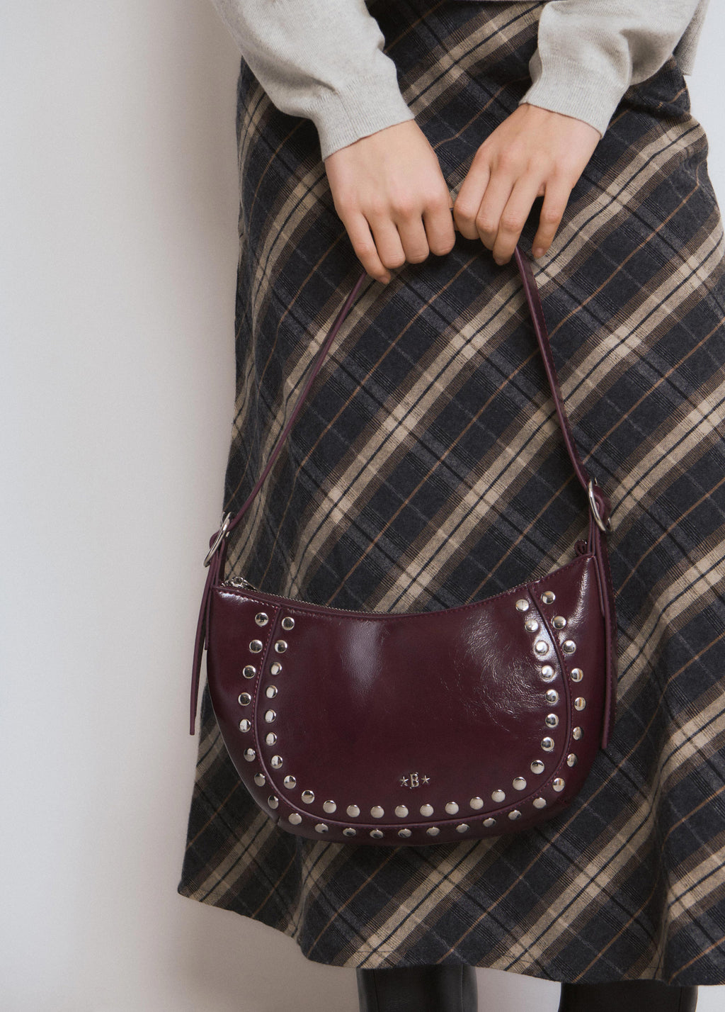 Bolso media luna tachas