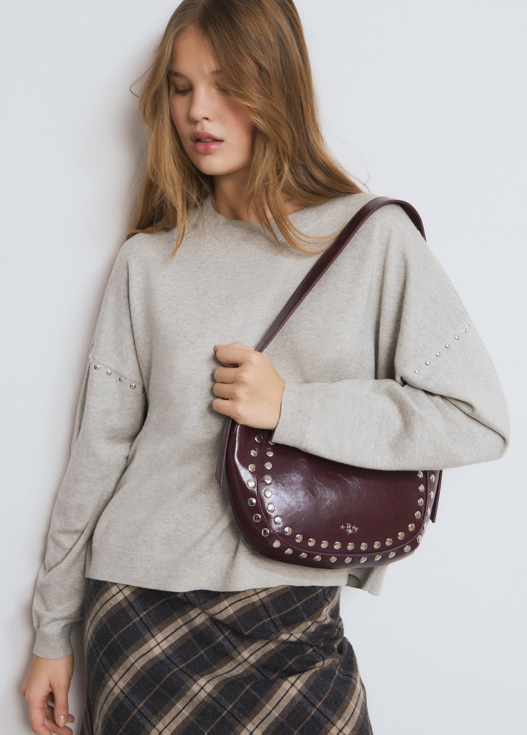 Bolso media luna tachas