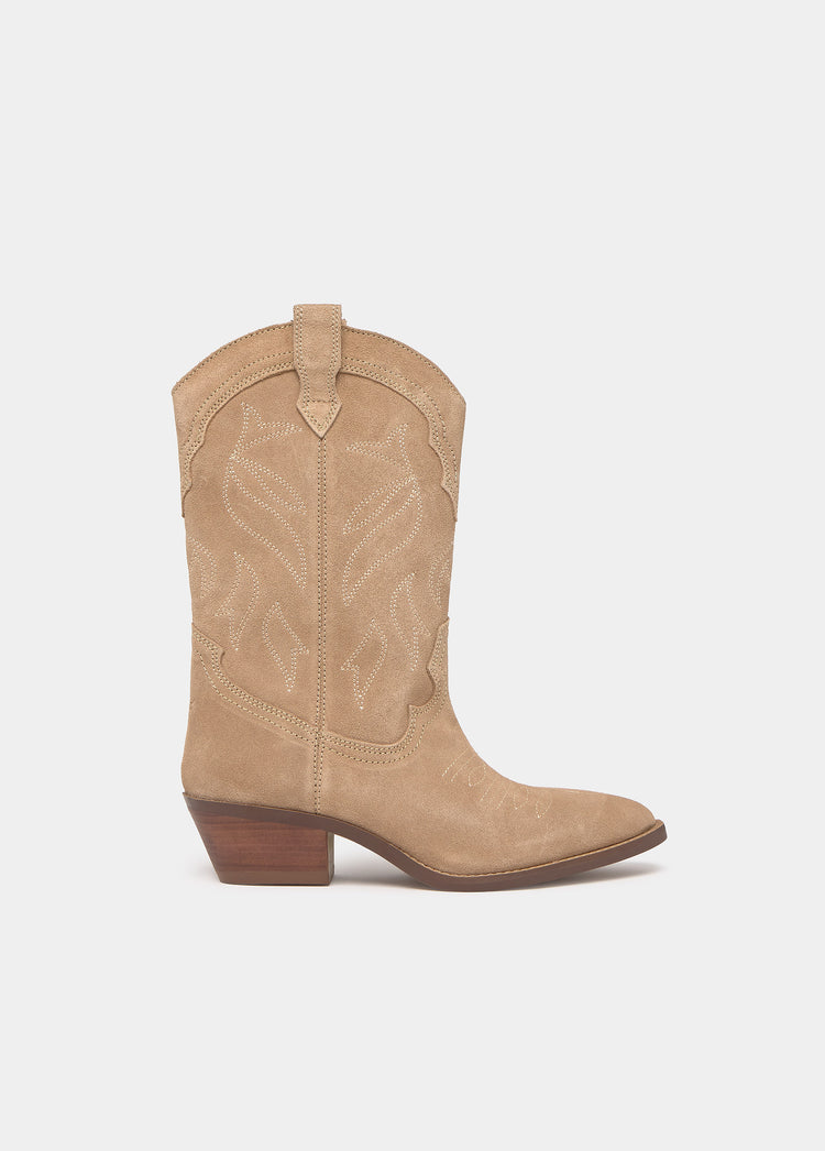 Leather cowboy boots with embroidery