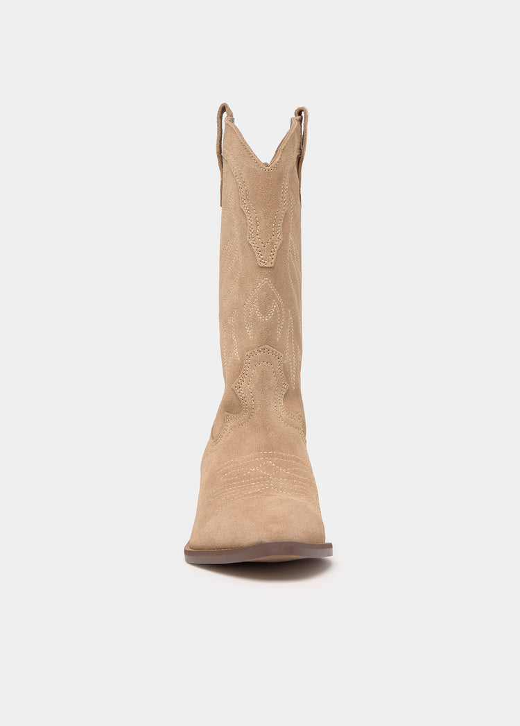 Leather cowboy boots with embroidery