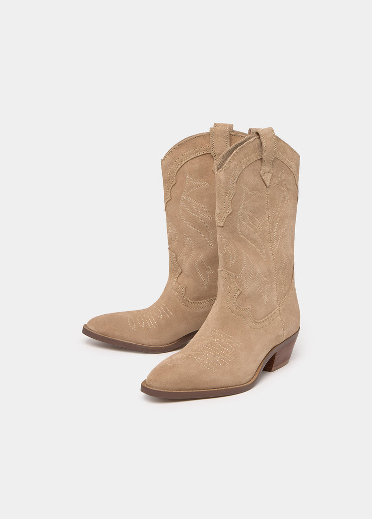 Leather cowboy boots with embroidery