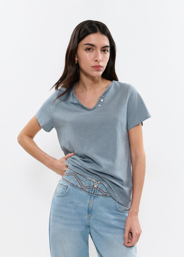 Button t-shirt