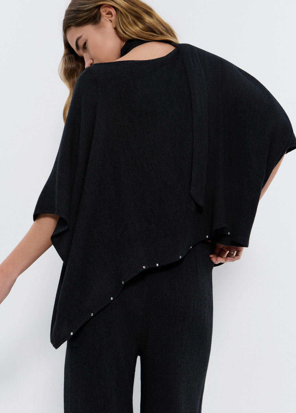 Cape met studs detail en sjaal