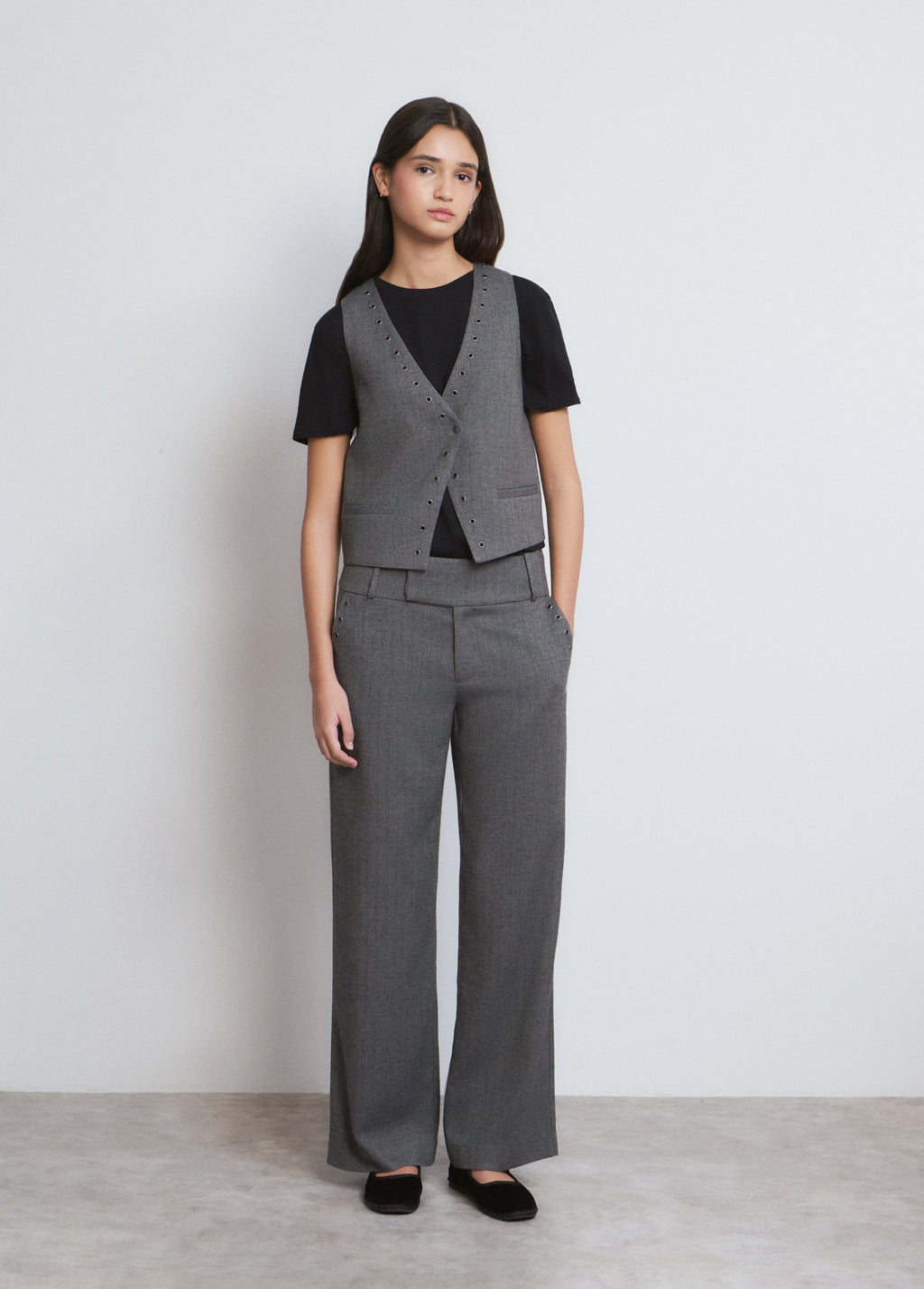 Crossed eyelet vest