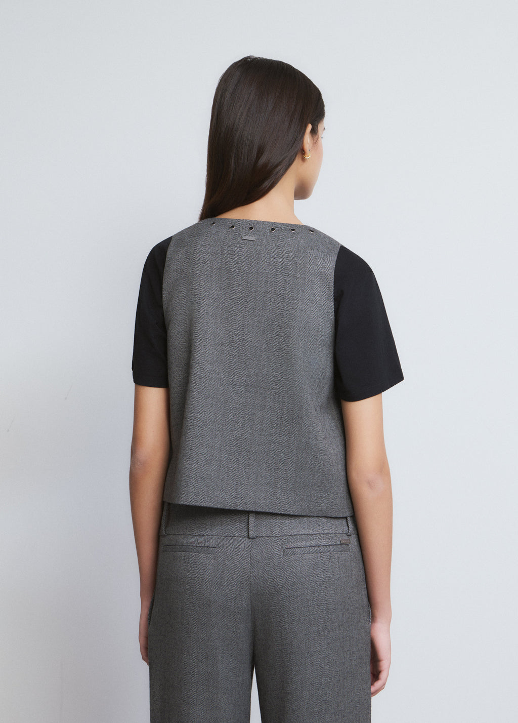 Crossed eyelet vest