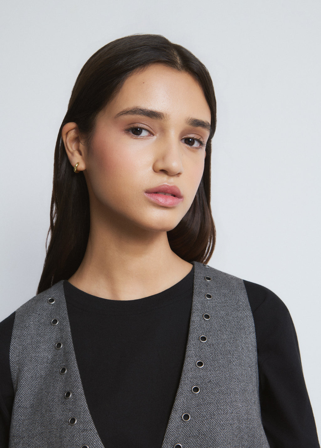 Crossed eyelet vest