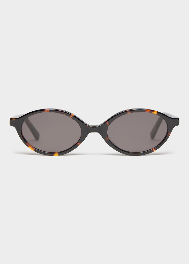 Gafas de sol de montura ovalada en carey oscuro con lentes ahumadas vistas de frente