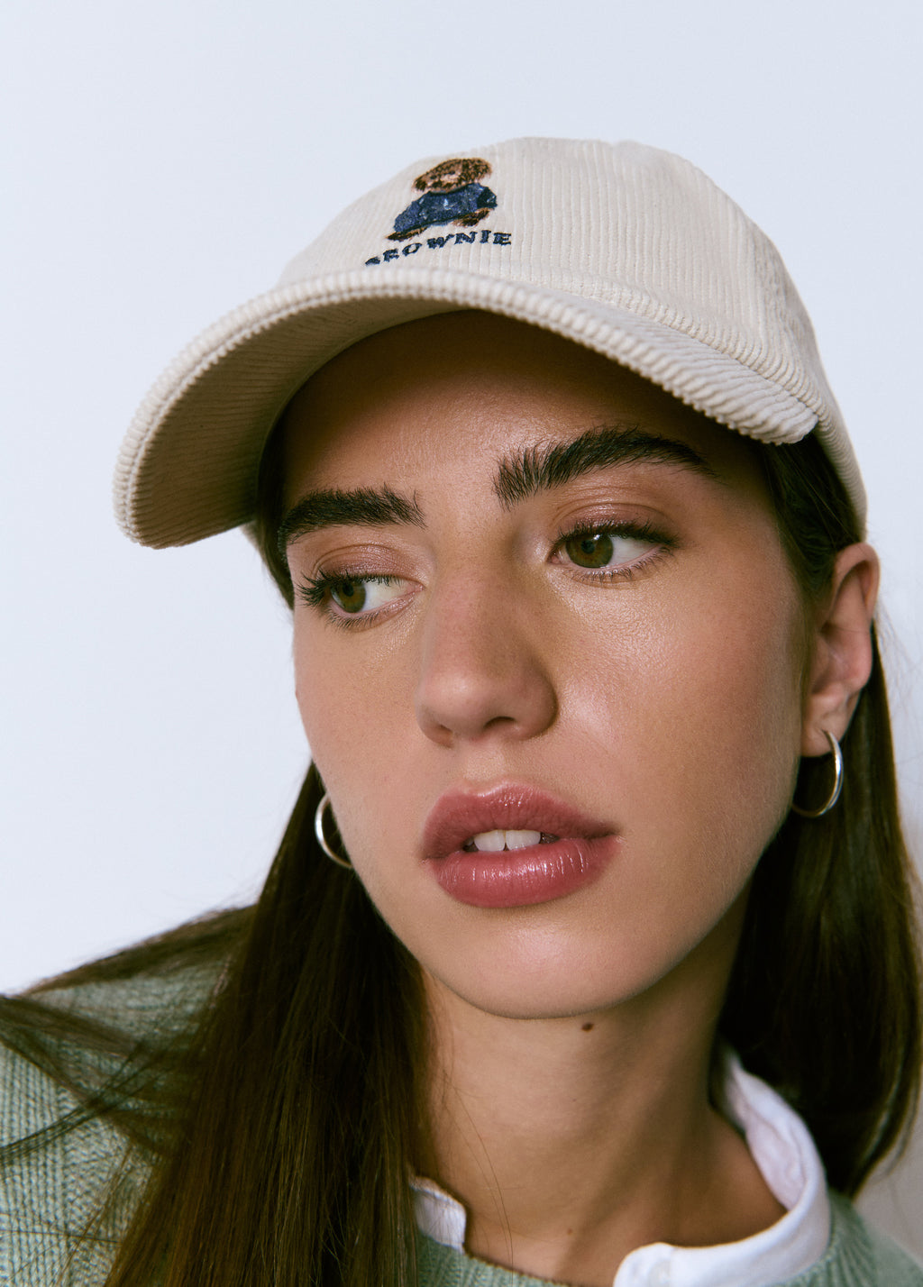 Cappellino in velluto con ricamo cane