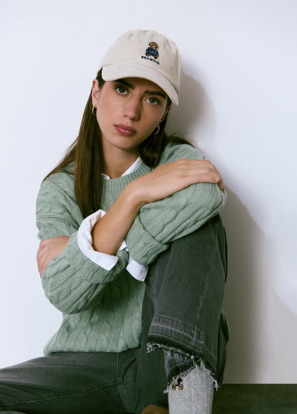 Cappellino in velluto con ricamo cane