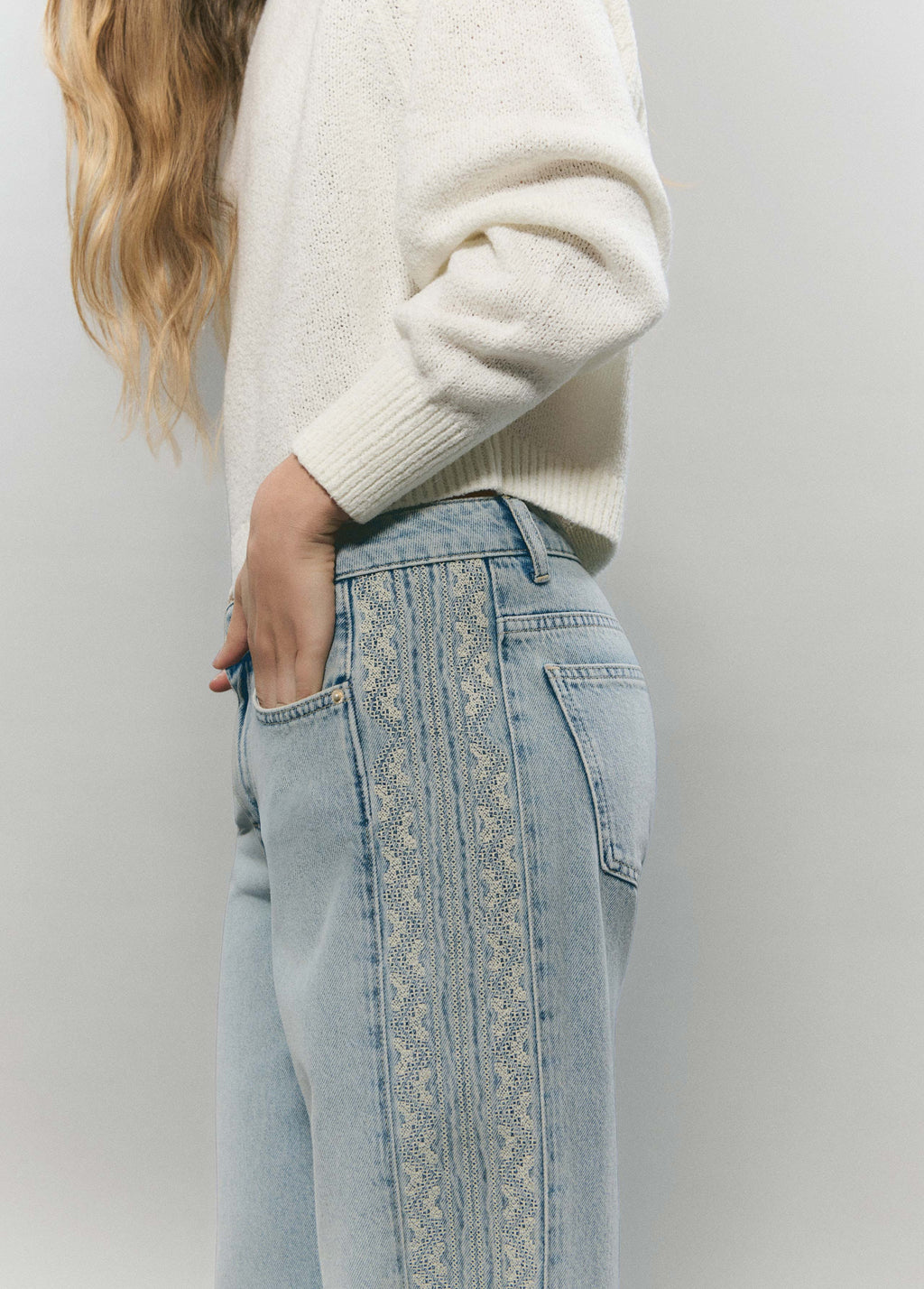 Jeans pieza lateral punto cruz