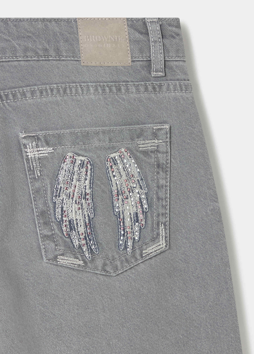 Jeans tiro bajo alas bordadas y tachas