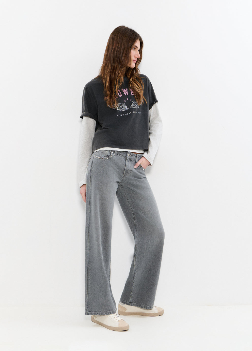 Jeans tiro bajo alas bordadas y tachas