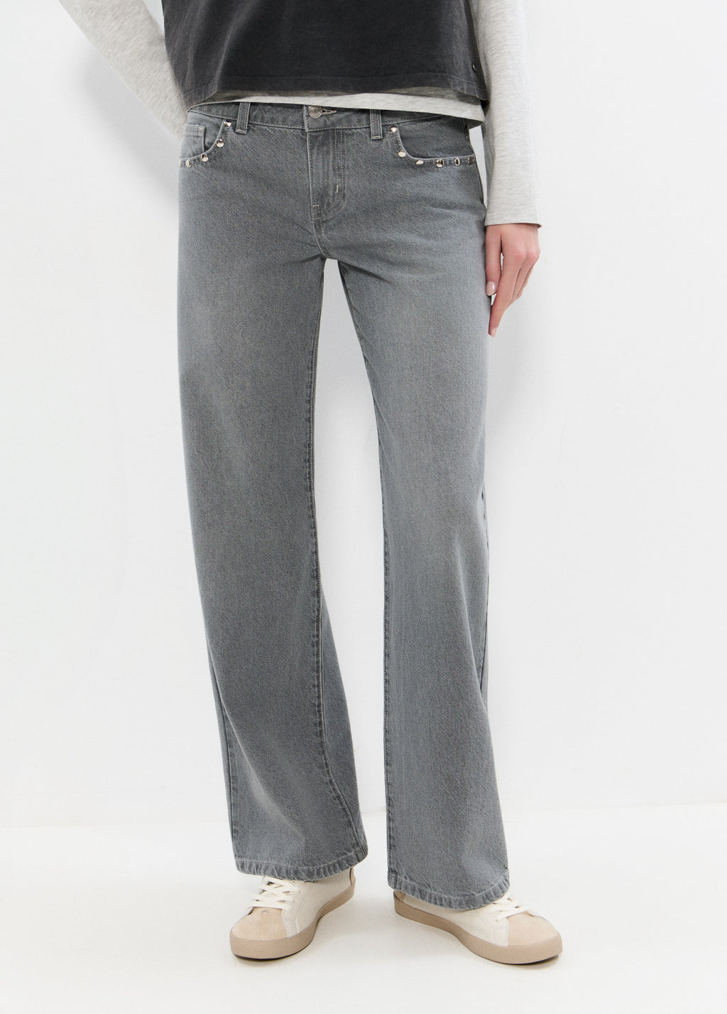 Jeans tiro bajo alas bordadas y tachas