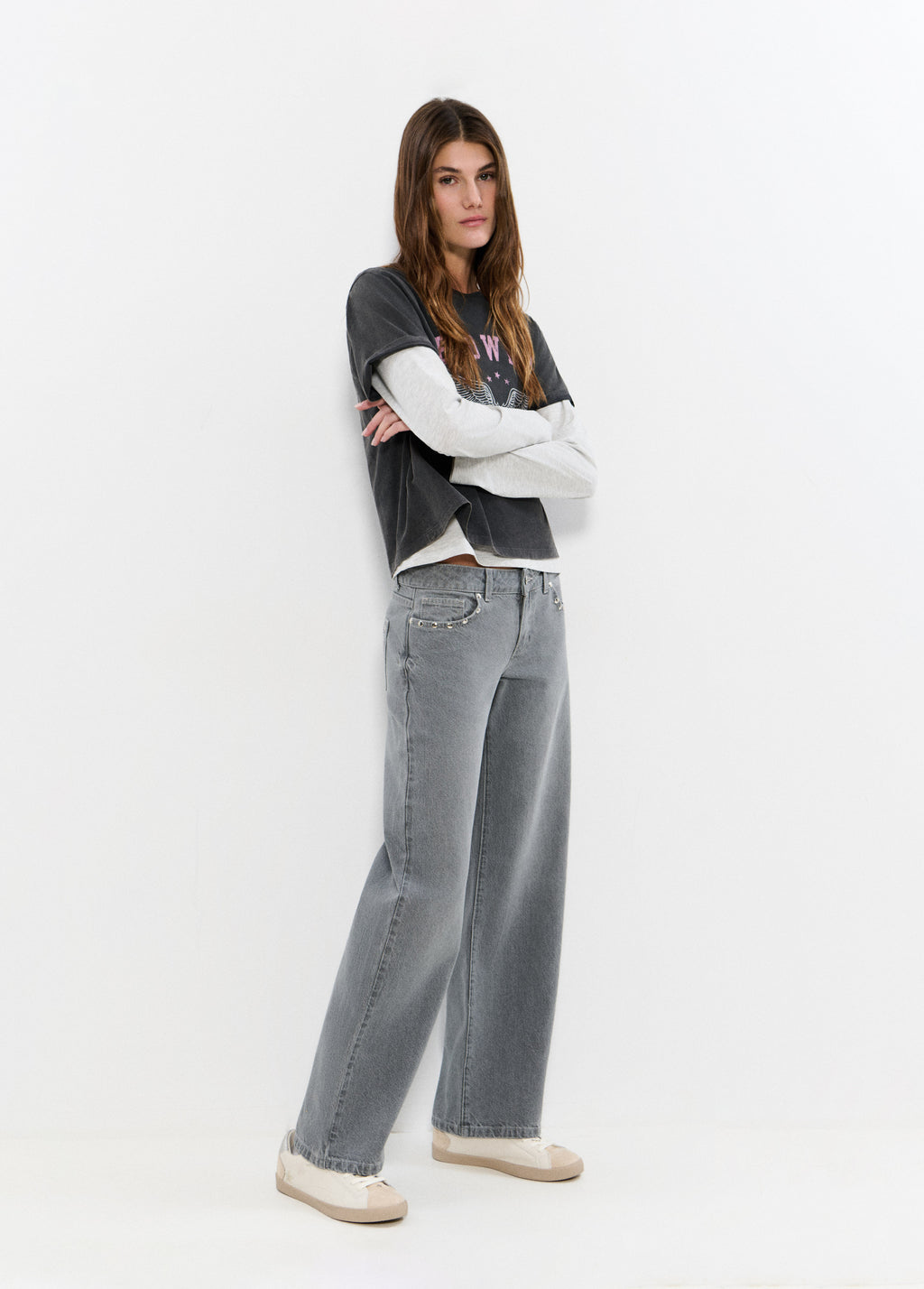 Jeans tiro bajo alas bordadas y tachas