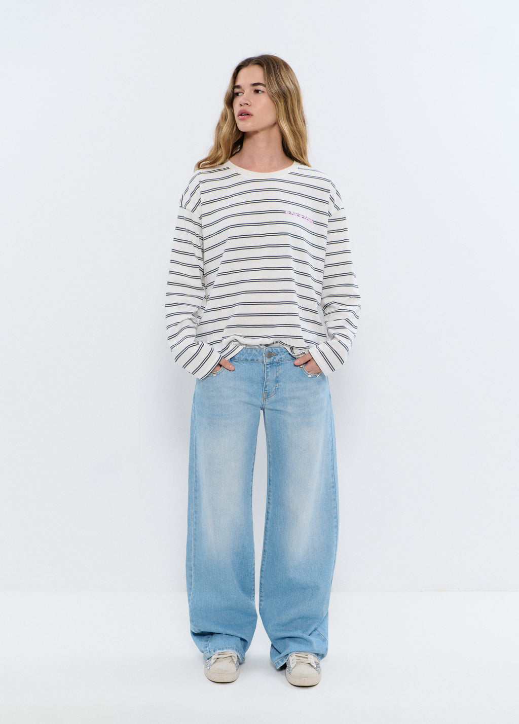 Jeans mit tiefem Bund und Glitzerflügeln