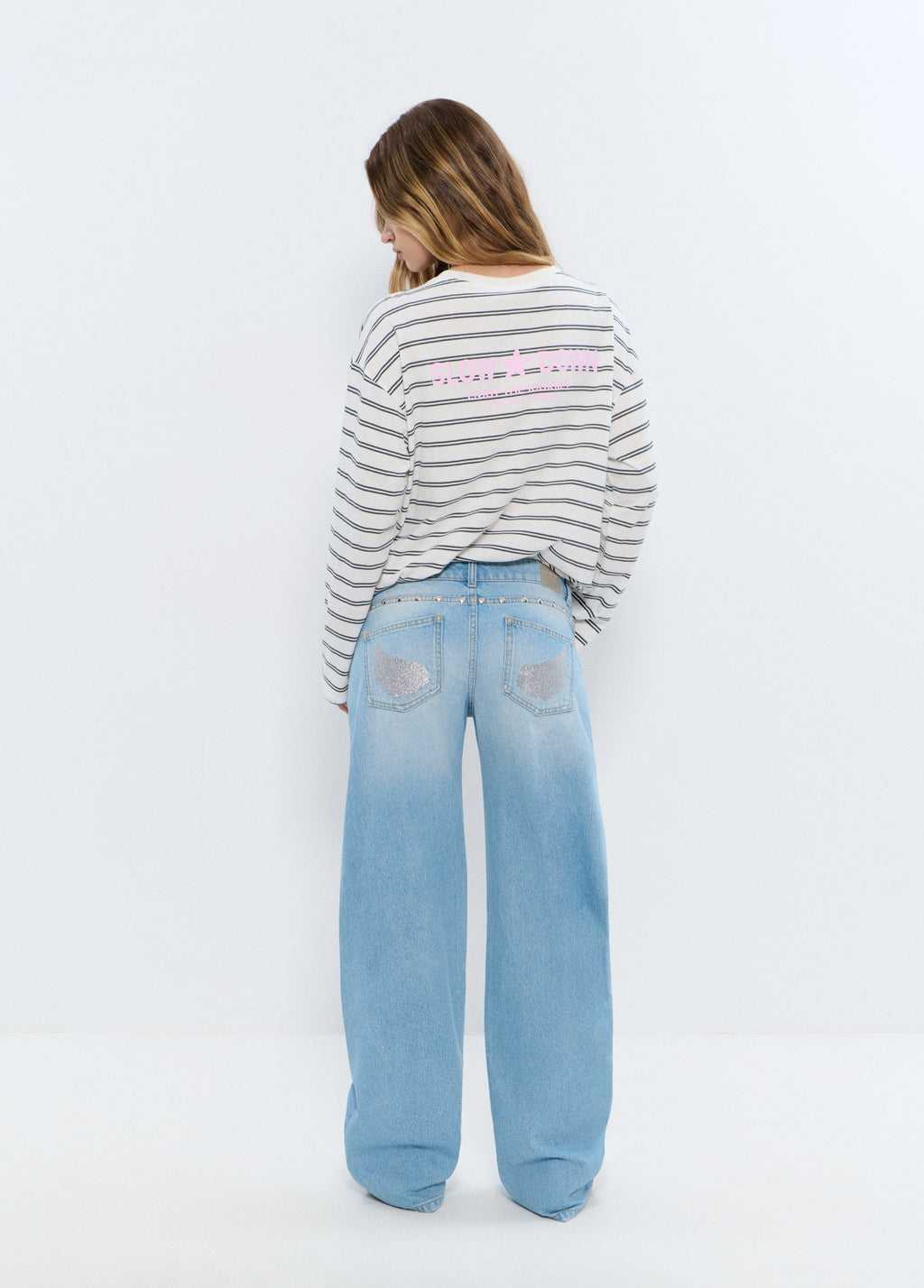 Jeans mit tiefem Bund und Glitzerflügeln