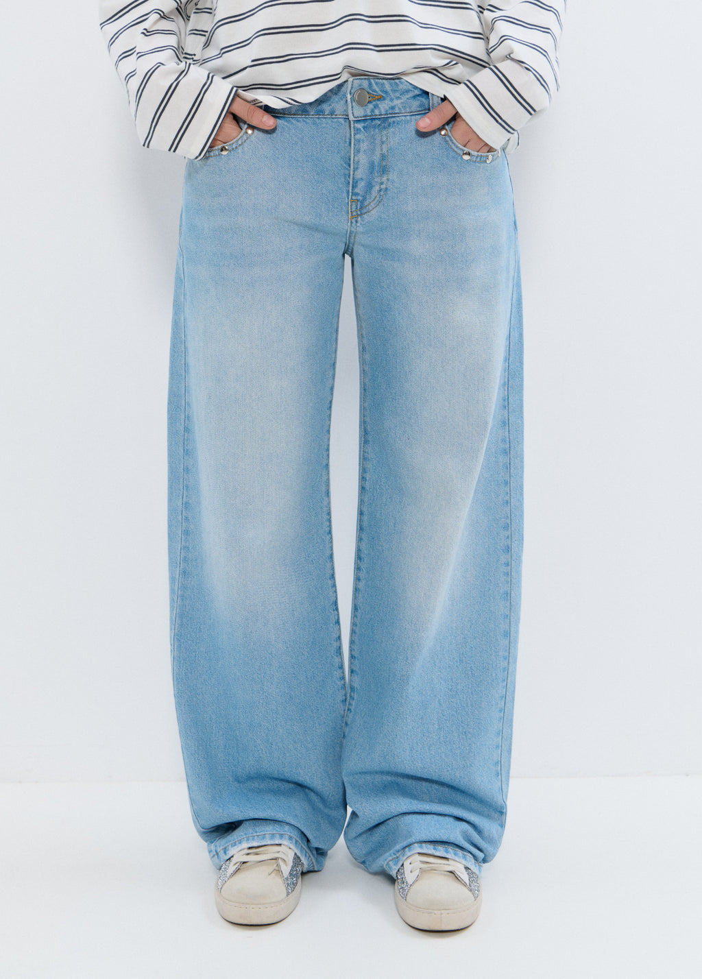 Jeans mit tiefem Bund und Glitzerflügeln