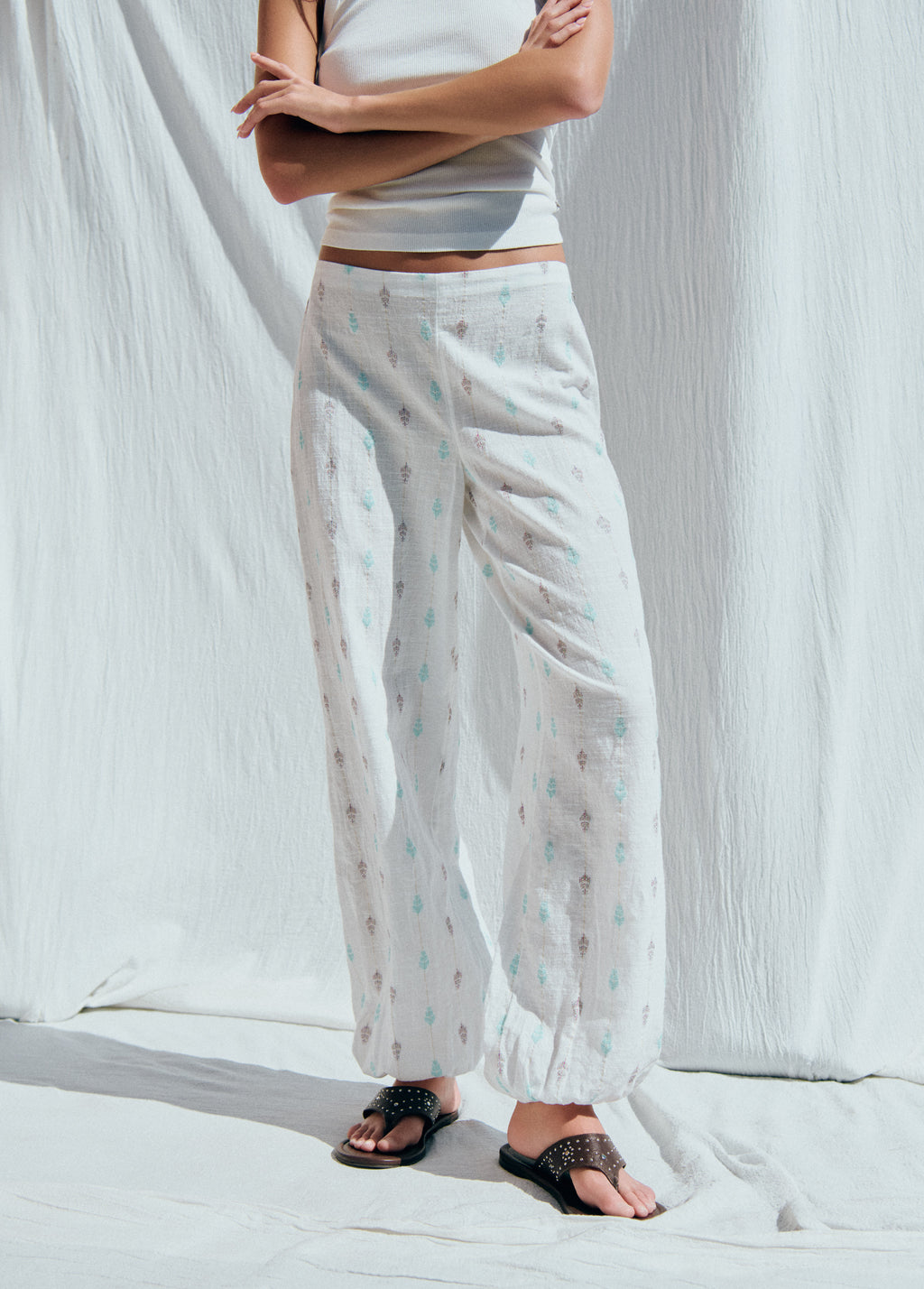 Pantalón bombacho bordado