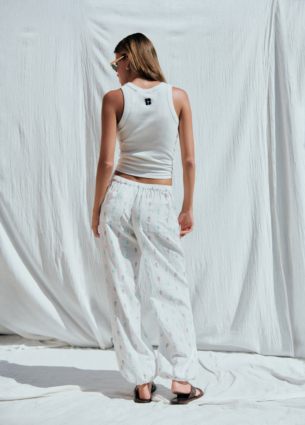Pantalón bombacho bordado