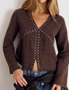 Blouse à manches longues avec encolure en V et clous décoratifs