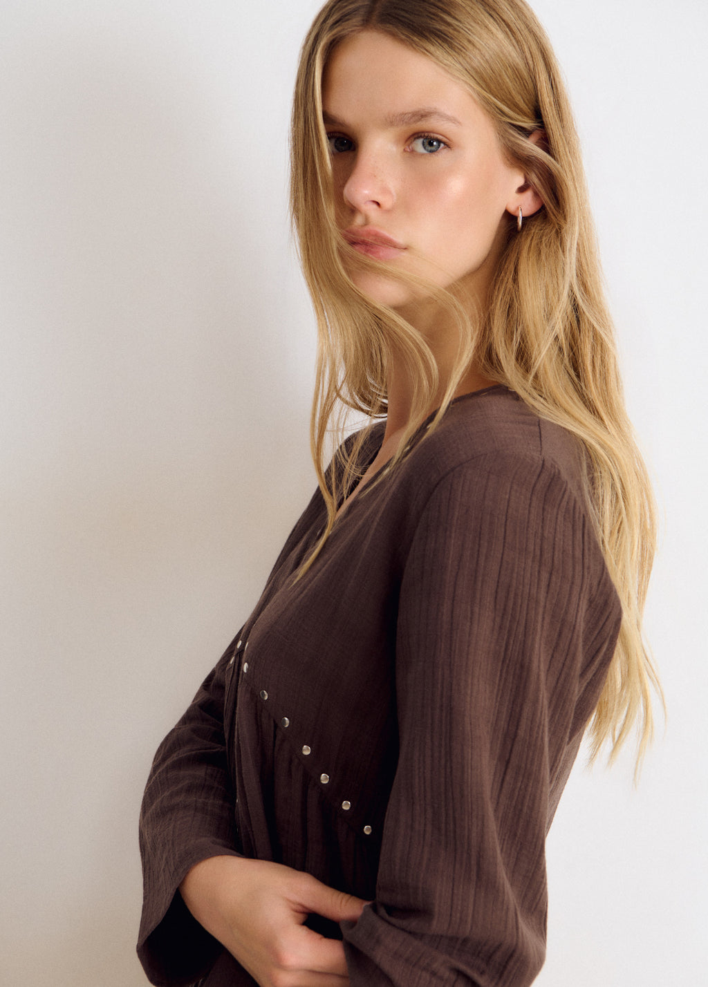 Blouse à manches longues avec encolure en V et clous décoratifs
