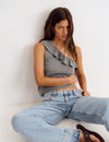 Asymmetrisches T-Shirt mit Volants und Nieten