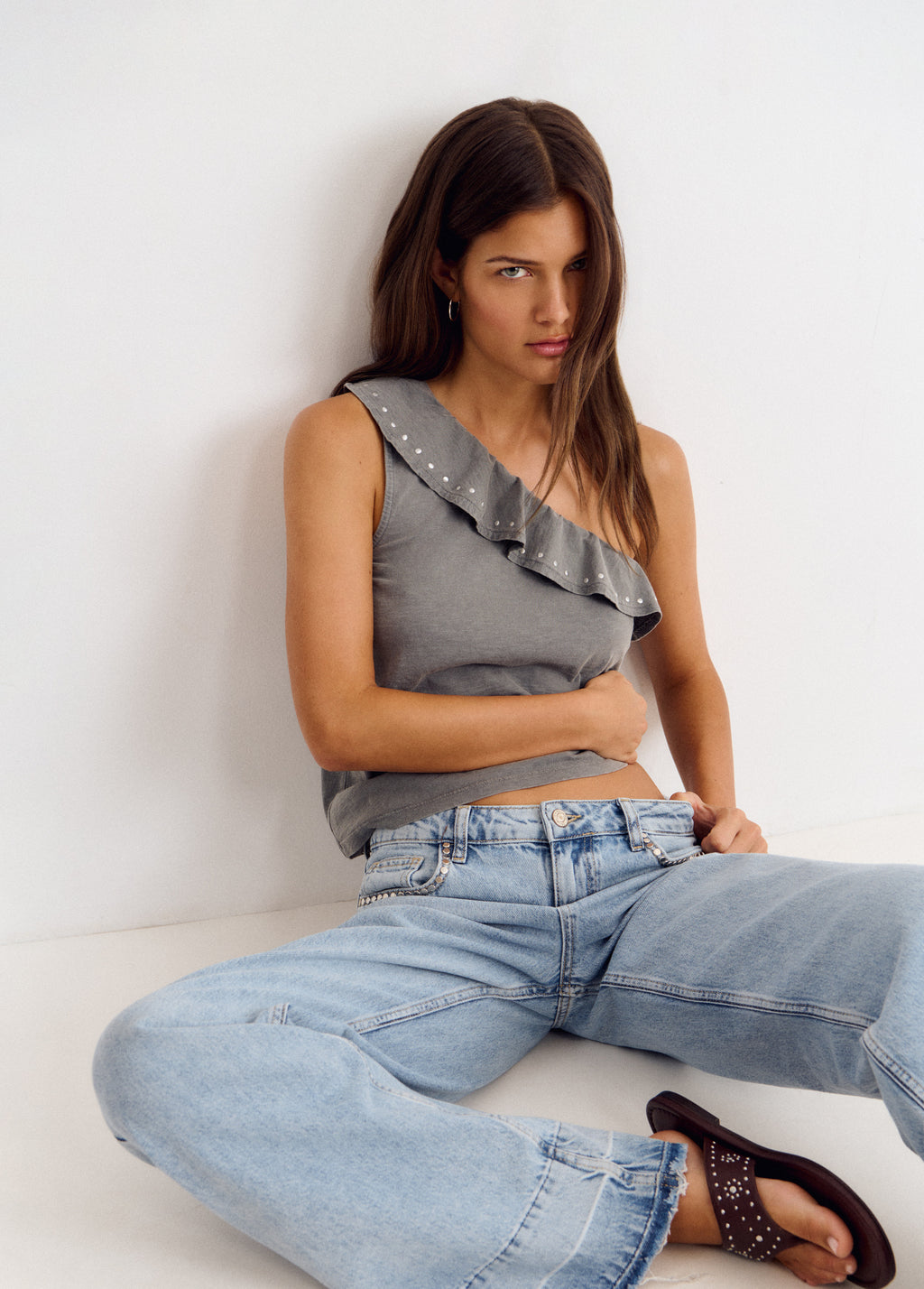 Asymmetrisches T-Shirt mit Volants und Nieten
