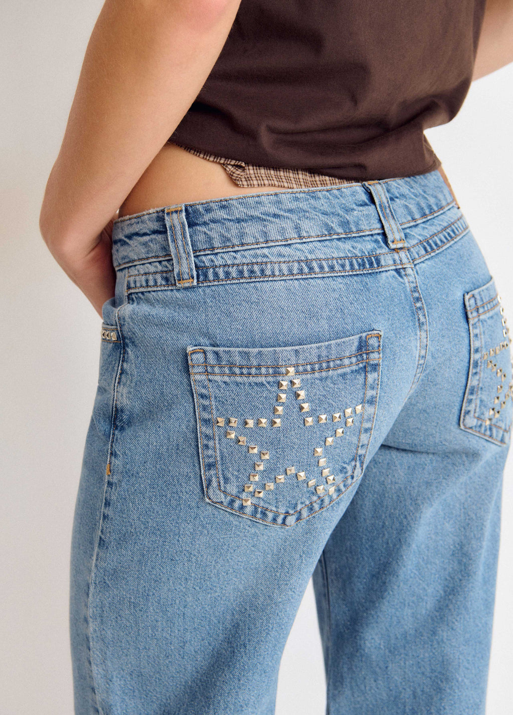 Jeans com tachas em forma de estrela
