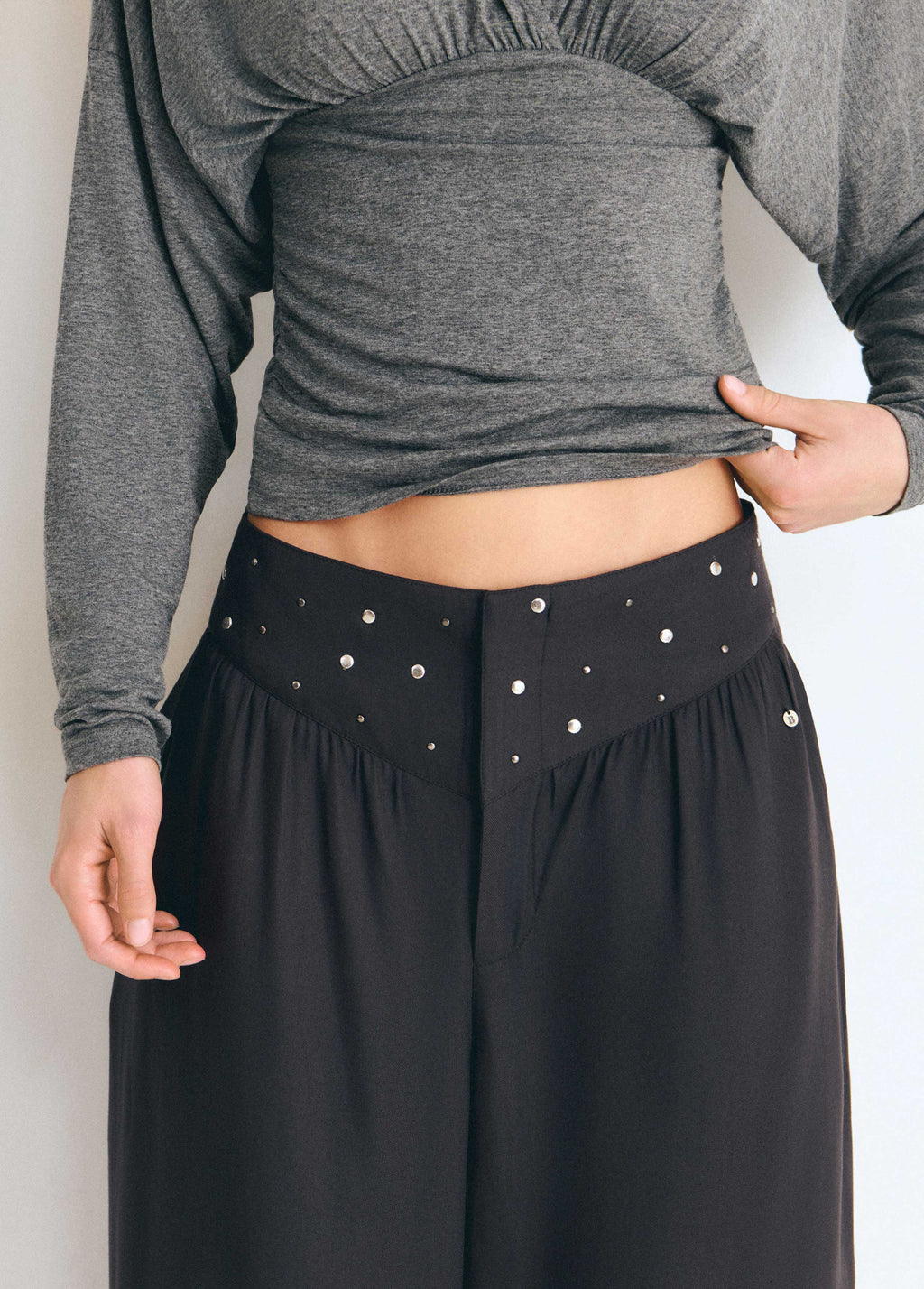 Pantalon bouffant à taille cloutée