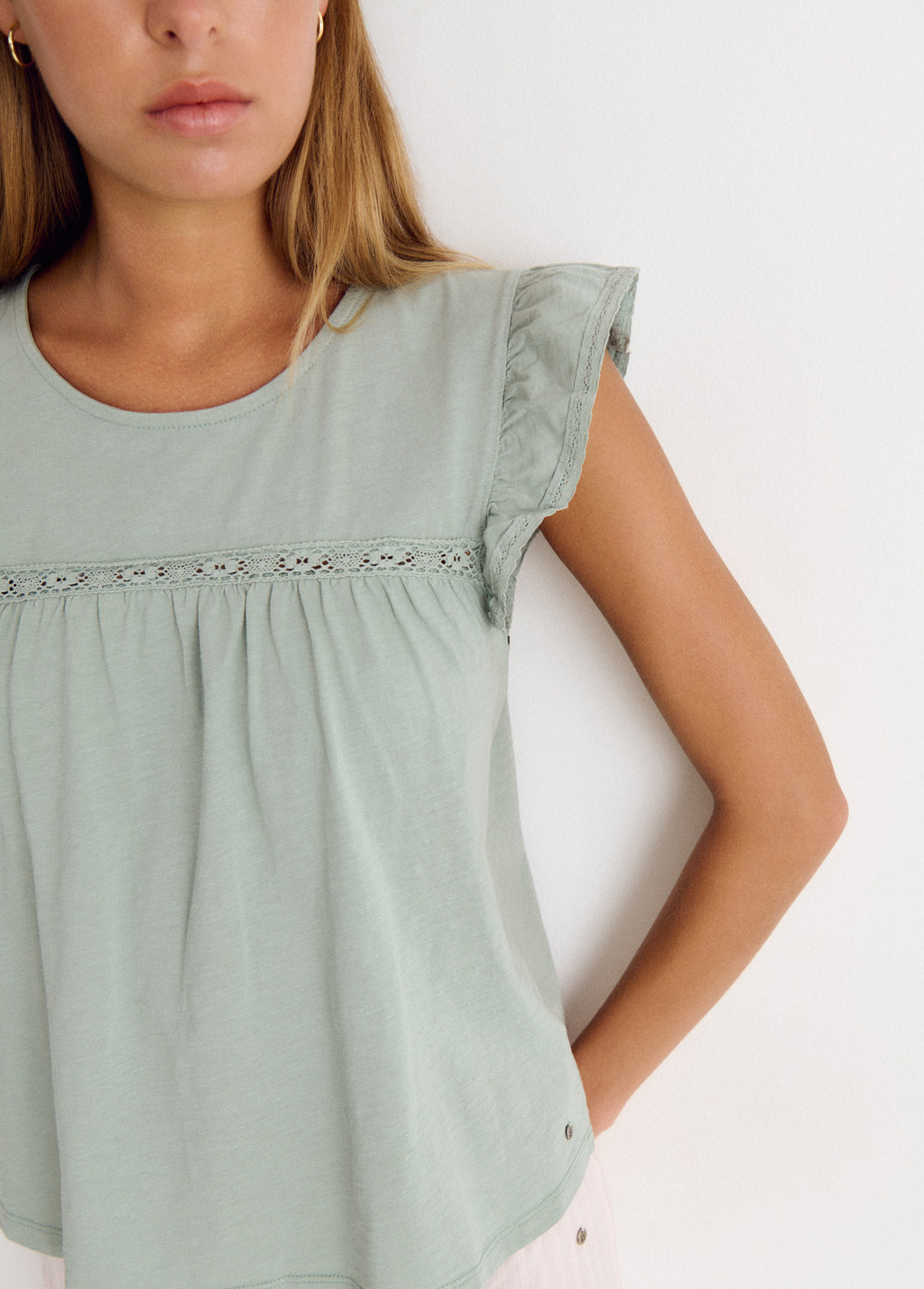 Camiseta volante y puntilla