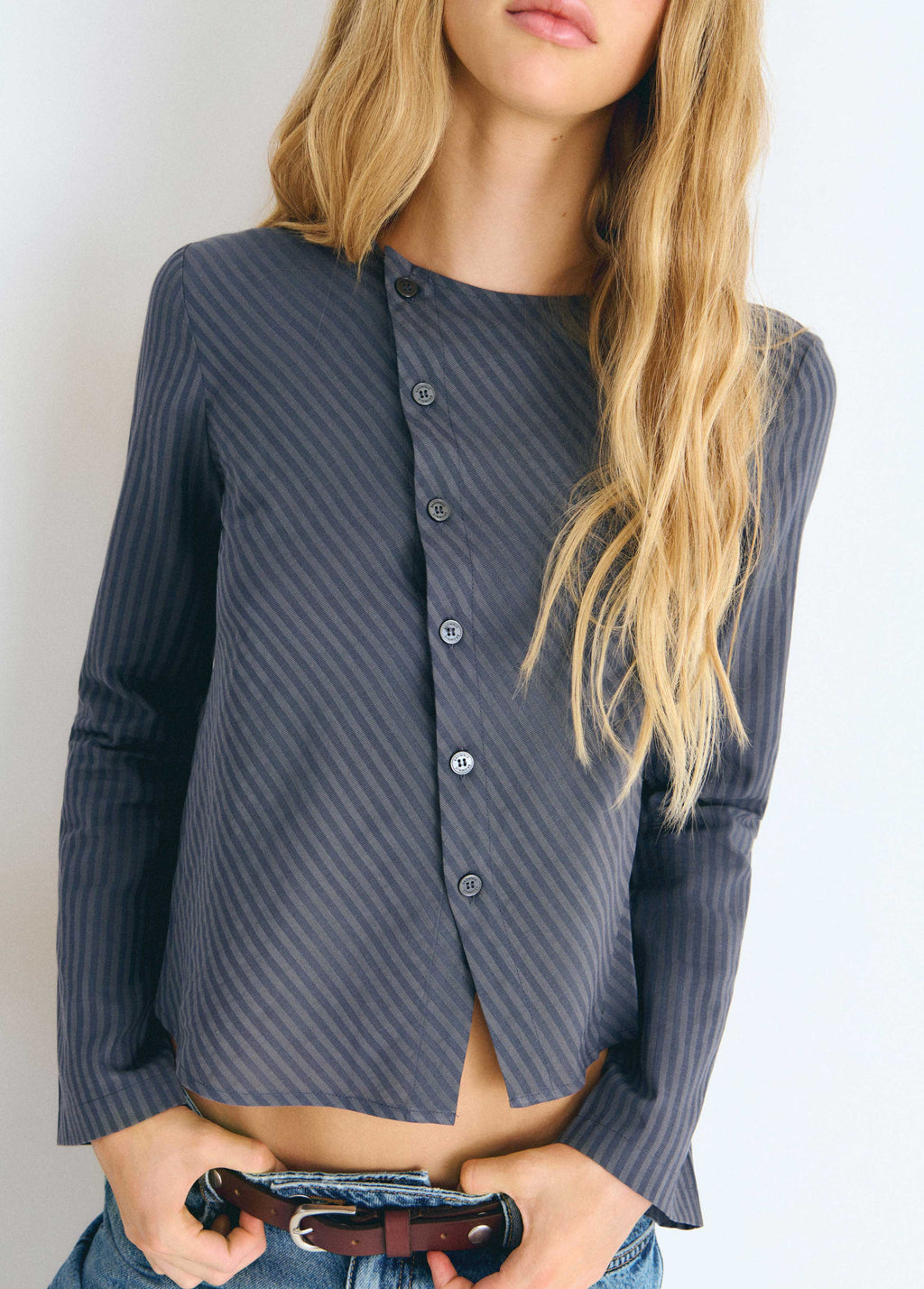 Blusa às riscas com botões cruzados