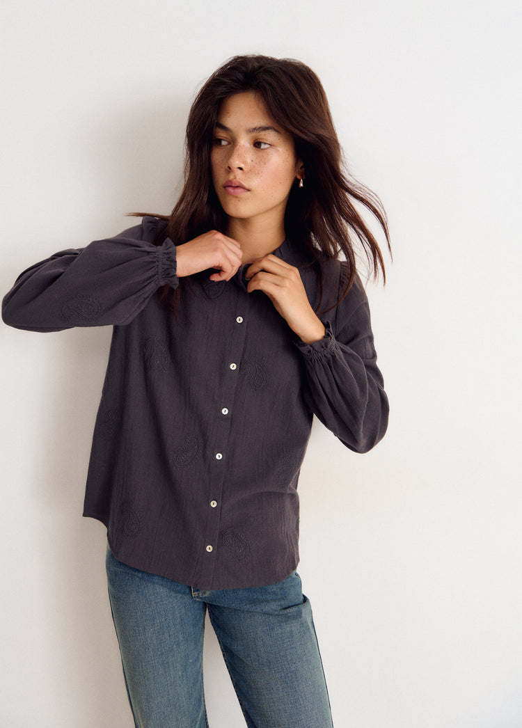 Blusa de manga larga en gris con botones frontales y detalles bordados