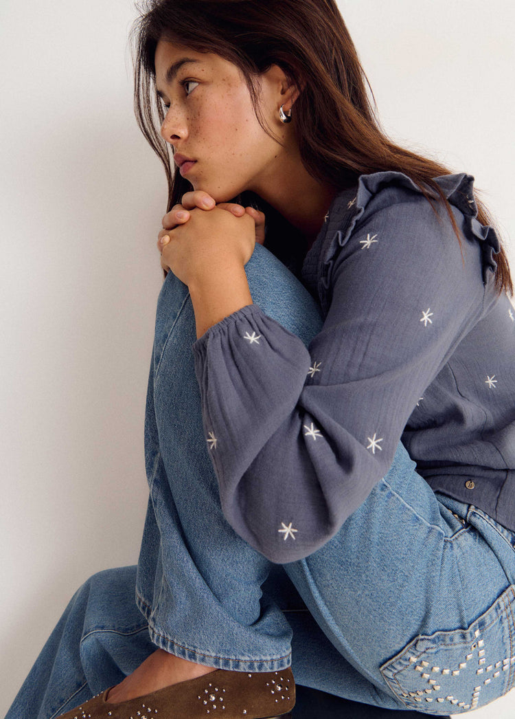 Blusa de manga larga en azul con bordados de estrellas y escote pico