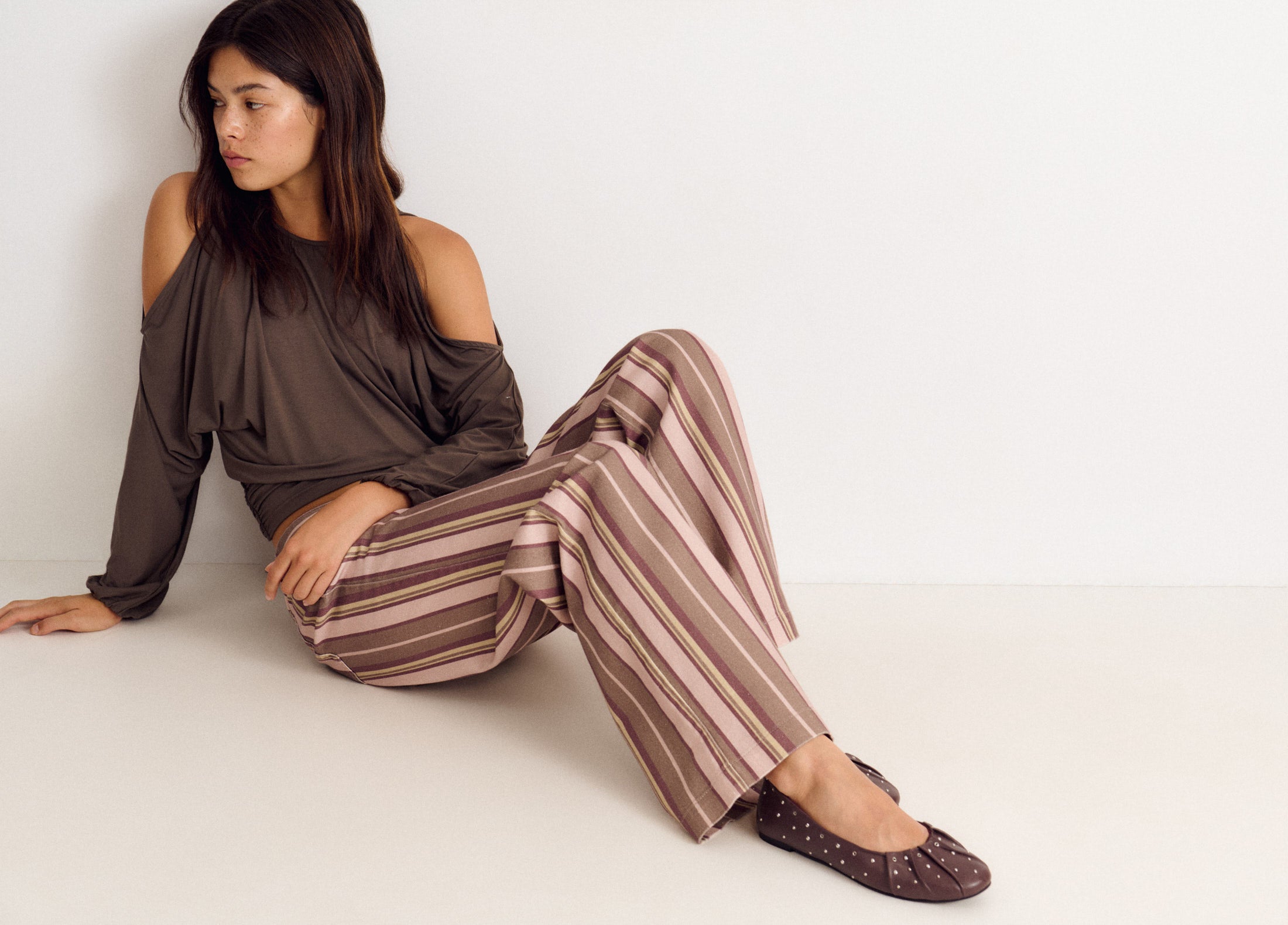 Pantalón vaquero de corte amplio con estampado de rayas verticales en tono rosa