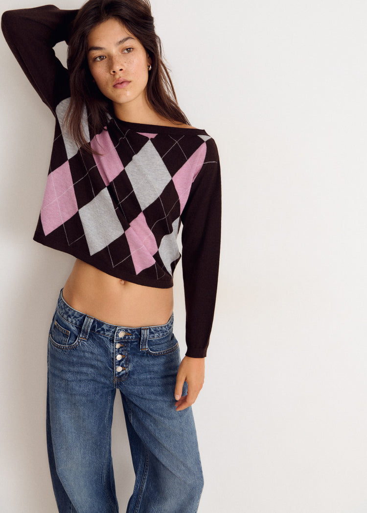 Jersey corto de manga larga en marrón con estampado de rombos en gris y rosa