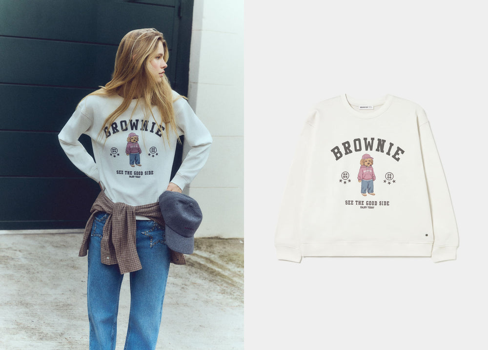 Sudadera de color crudo con estampado de un perro y la palabra brownie lucida sobre modelo