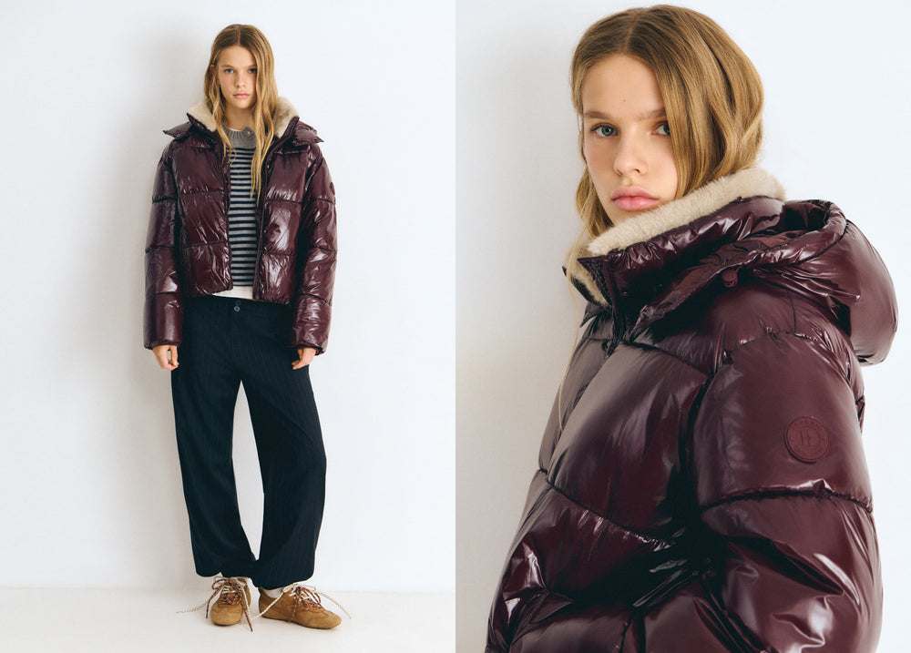Chaqueta acolchada vinilada de color granate con capucha forrada en pelo y efecto brillante