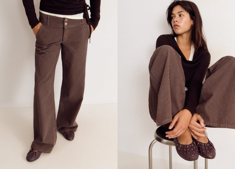 Pantalón de pinza marrón con rayas finas y corte ancho visto de frente