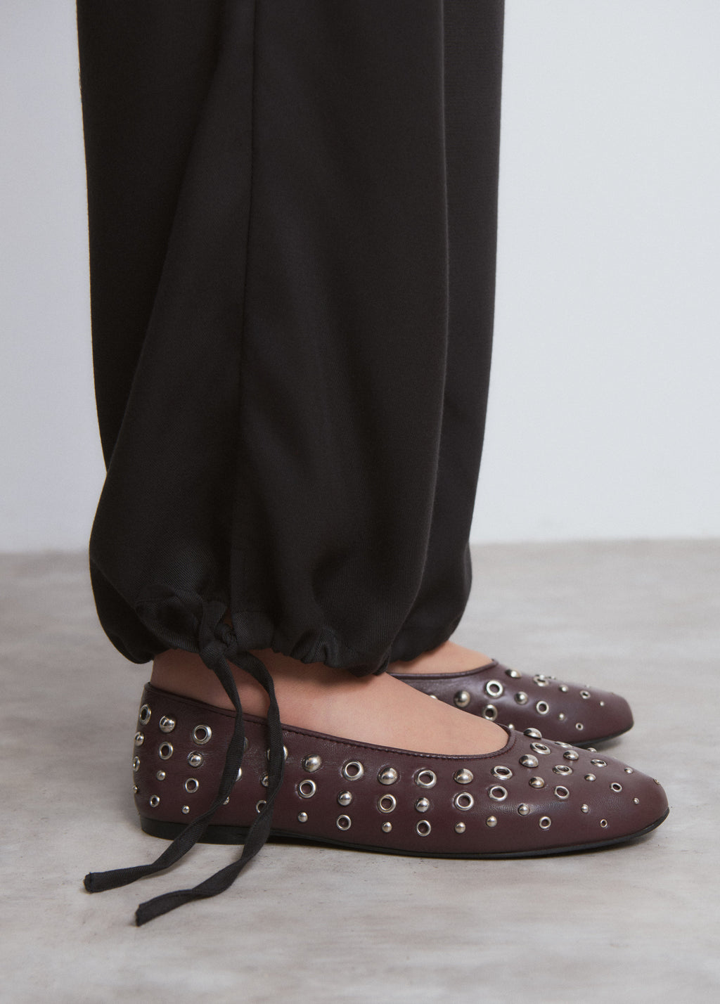 Low drop-crotch pants