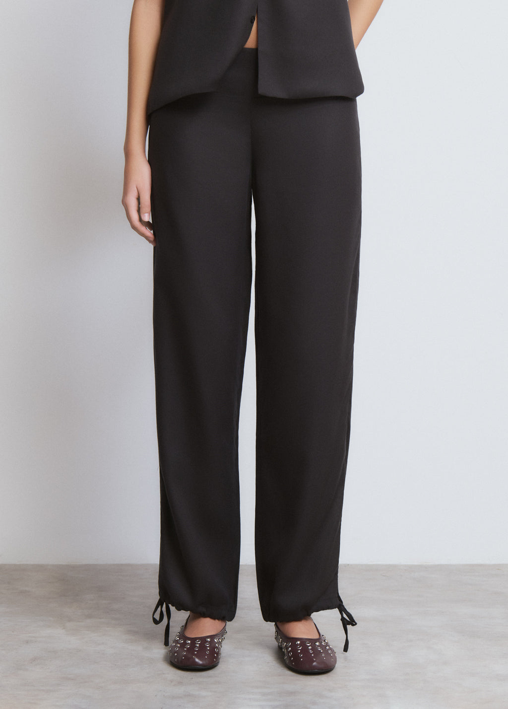 Low drop-crotch pants