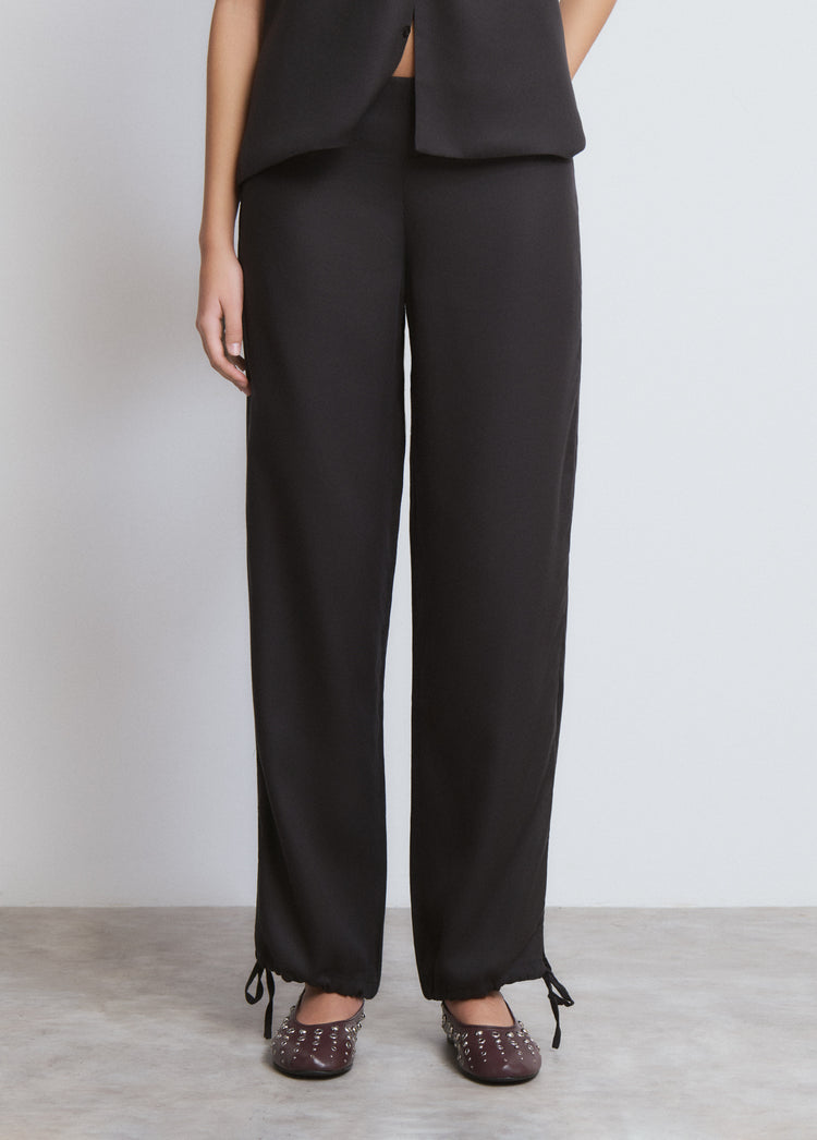 Low drop-crotch pants