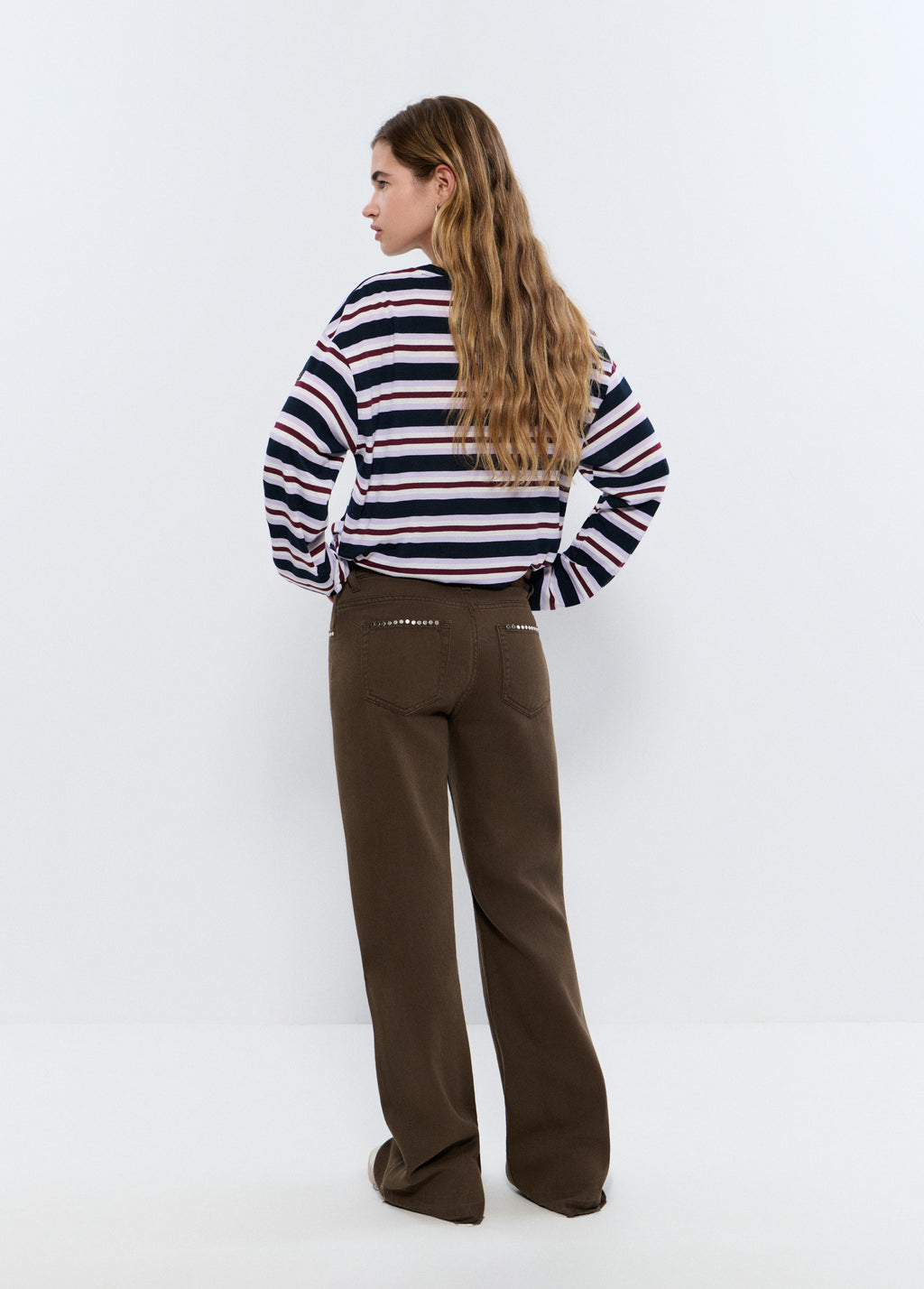 Pantalón relaxed tachuelas y bajo desdoblado