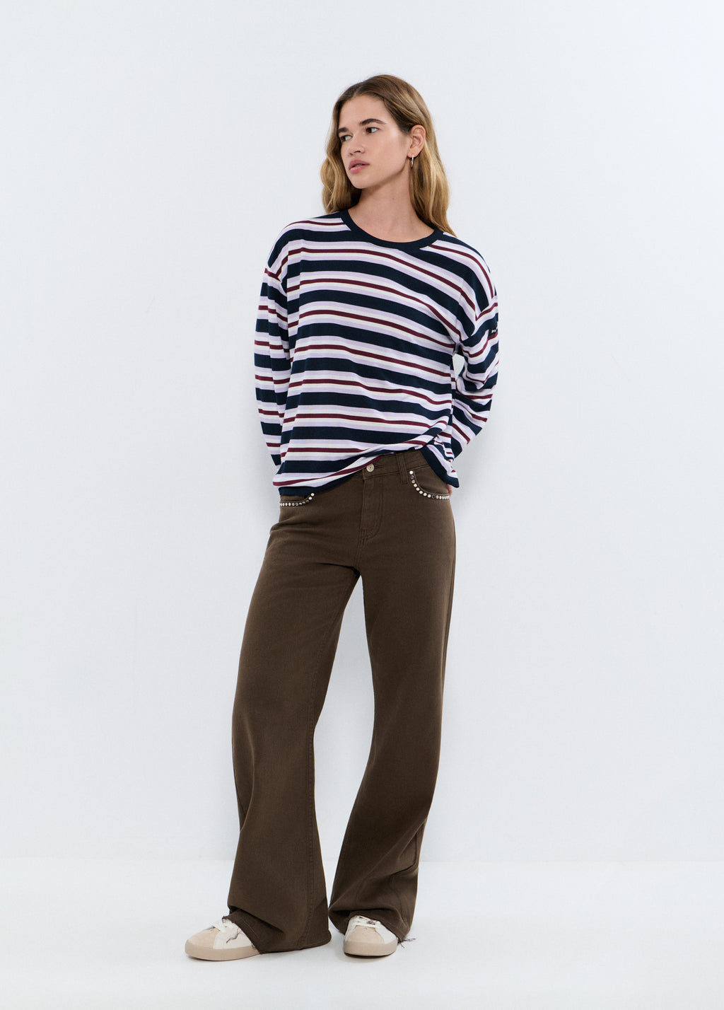 Pantalón relaxed tachuelas y bajo desdoblado