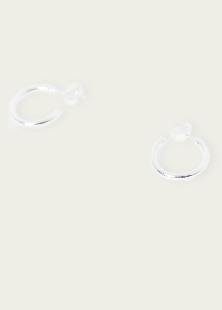 Pendientes de aro mini en plata con detalle de cristal en la parte superior