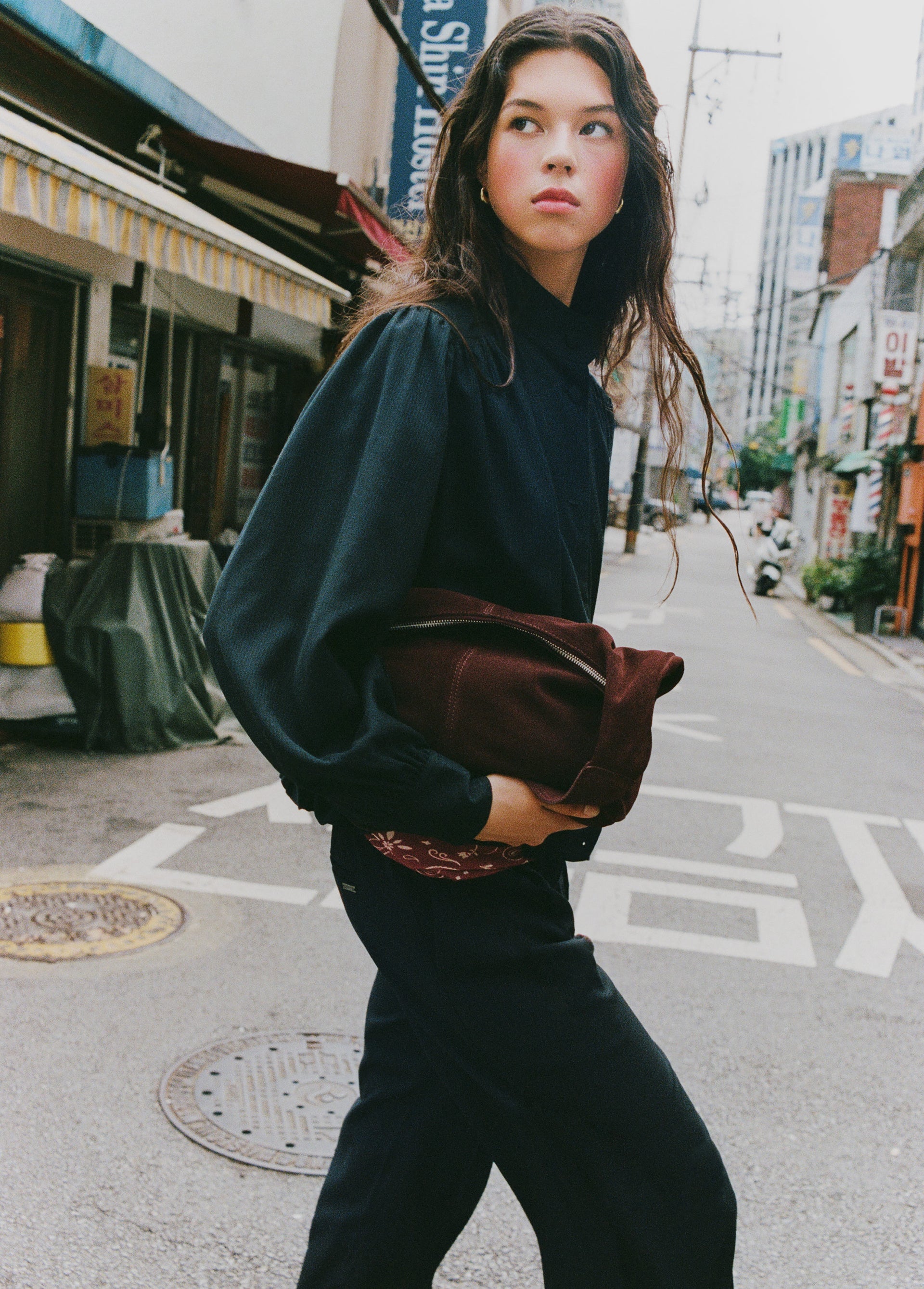 Shoulder bag with spiral studs