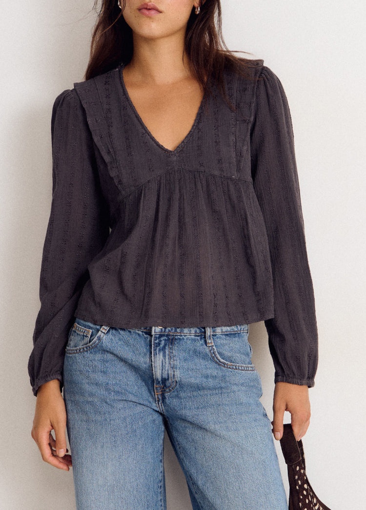 Blusa de manga larga en gris con cuello en V y volantes en los hombros