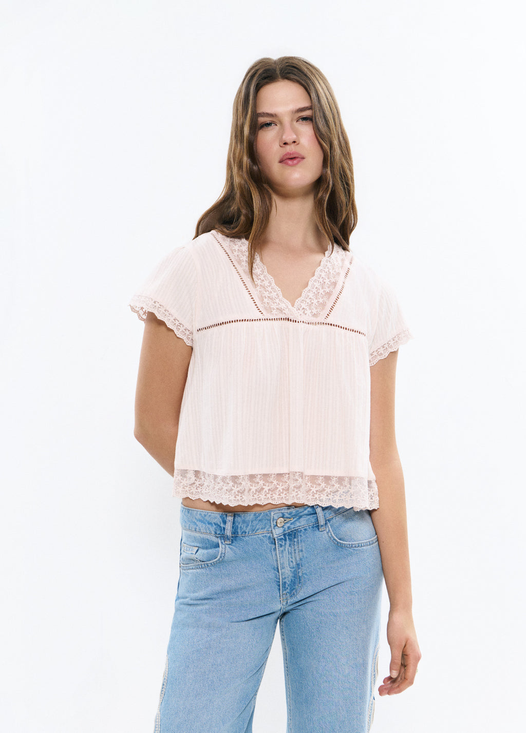 Blusa com rendas semitransparentes